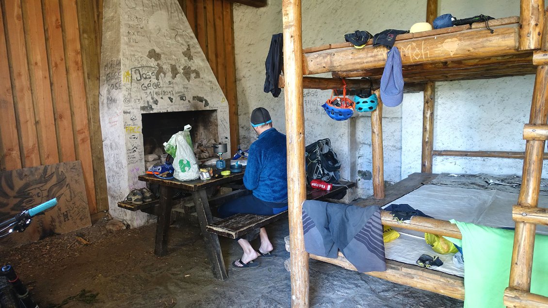 J3. A l'abri dans la cabane de l'Estanyol alors qu'il pleut des trombes.