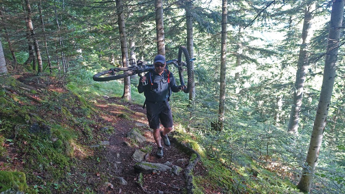 J4. Portage matinal dans la montée vers la cabane du Pinatell.