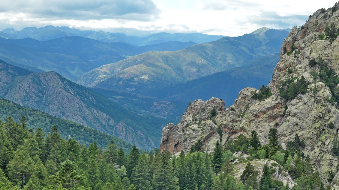 En face, les averses visibles sur les crêtes du Capcir nous incitent à nous réfugier dans la vielle cabane de Mariailles.