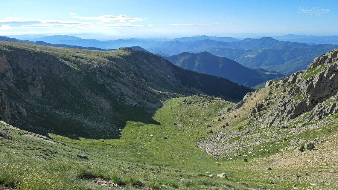 vers l’est les ondulations bleutées des sierras catalanes qui forment la frontière entre France et Espagne et par lesquelles nous sommes passées les jours derniers.