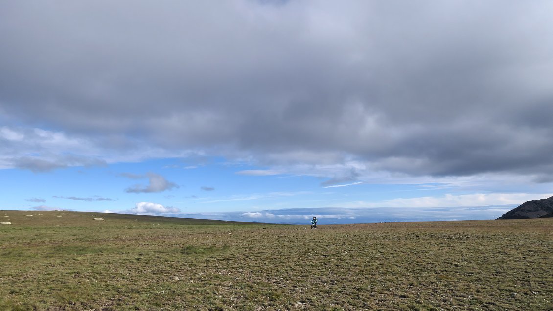 J5. Pla Guillem : le vent piquant du nord, qui brosse des nuages d’altitude, nous y attend. Sur ce plateau, on se croirait dans les Causses.