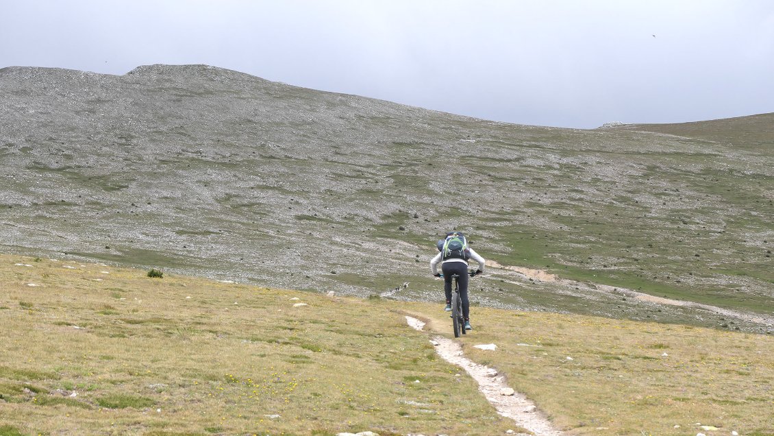 Ca déroule sous le Puig de la Llosa.