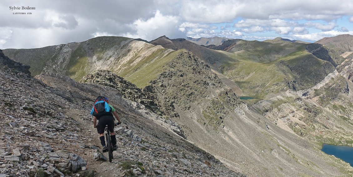 Descente sur le versant ouest des Gours Blancs, au-dessus de l'Estany Negre.