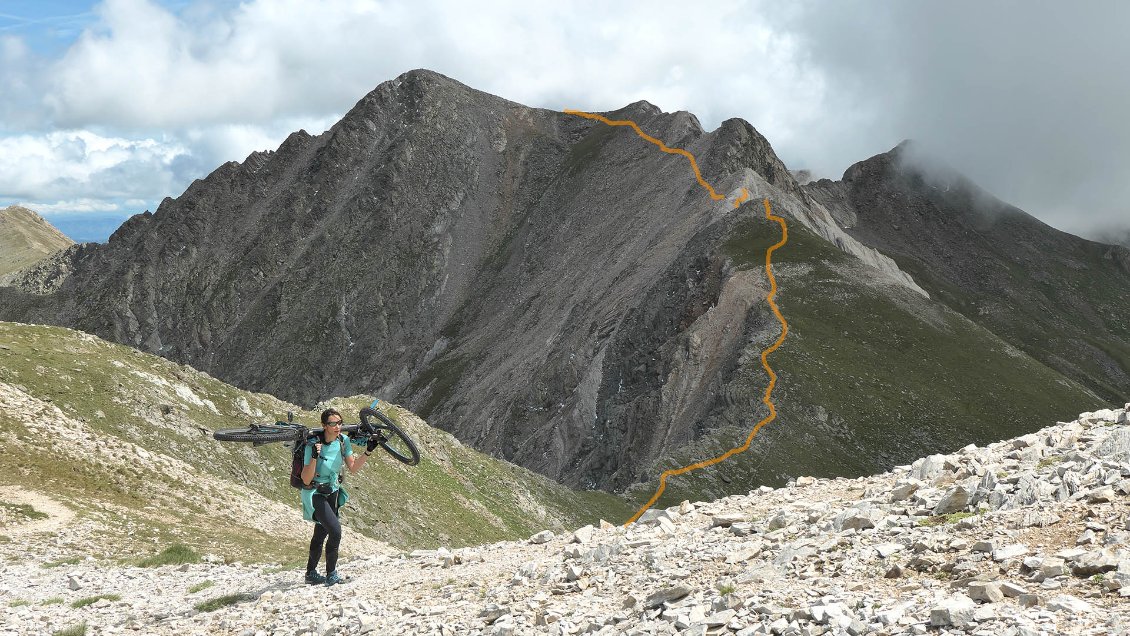 J6, en montants aux pics de la Vaca (derrière, le tracé de la descente des Gours Blancs).