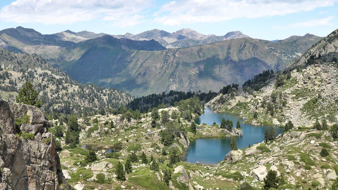 Estany Llong dans le vallon de Gerber, en lisière du parc national d'Aigüestortes (Catalogne). Au fond, le petit massif secondaire traversé les 2 jours précédents.