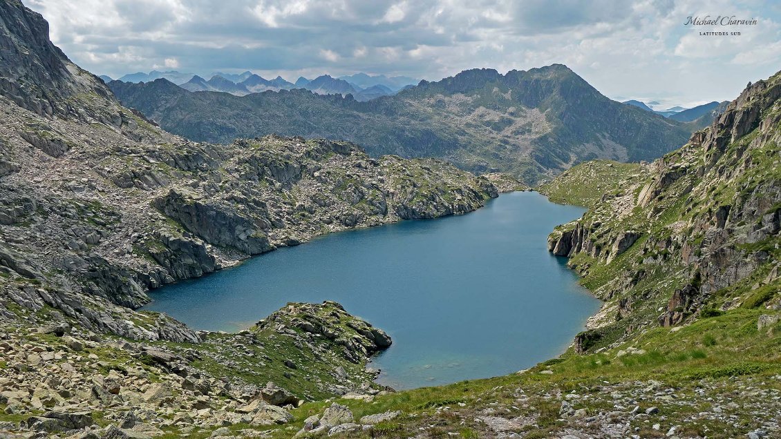 J21. Au Coll de l'Estany Gelat, nous découvrons le Lac Glaçat dans la haute vallée de Saboredo et les lignes de crêtes qui se dessinent à l'ouest, jusqu'à la Maladeta.