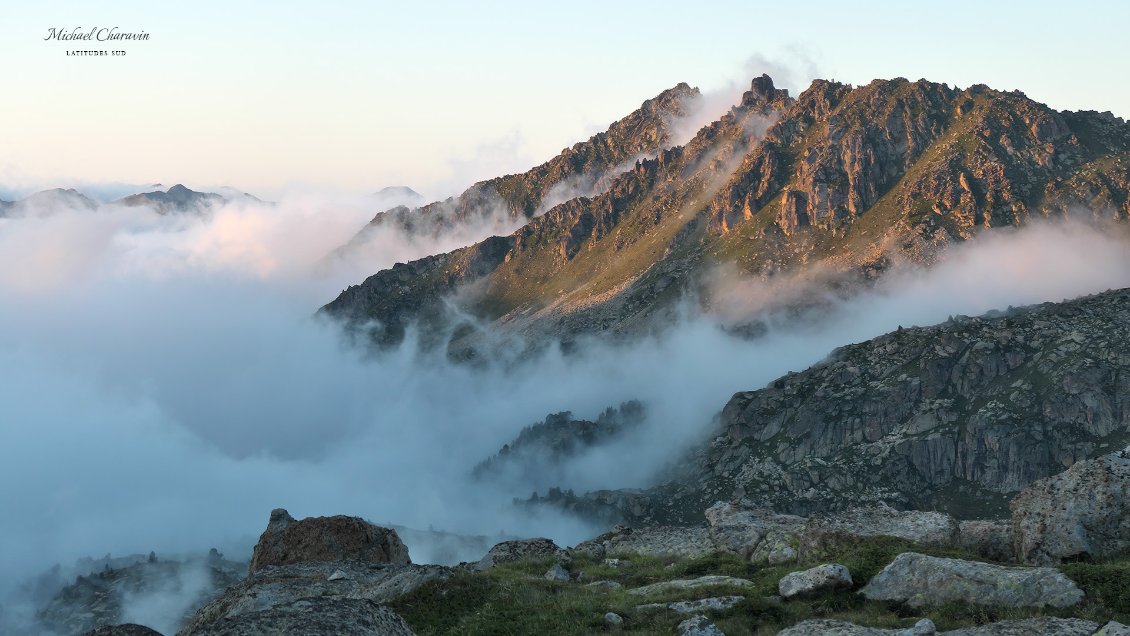 J21. Brumes du soir à l'assaut des Aiguilles de Saboredo.
