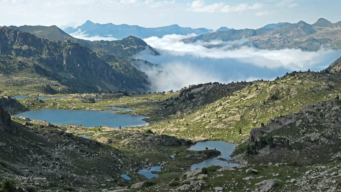 Lacs de Naut, deth Miet et de Baish, Haute vallée de Saboredo. Au nord, les brumes remontent par le val d'Aran
