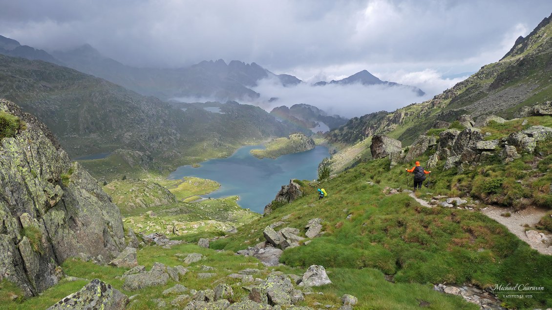 J22. Après une nuit orageuse et très arrosée sous le Port de Ratera de Colomers, une éclaircie fugace éclaire l'Estanh Obago