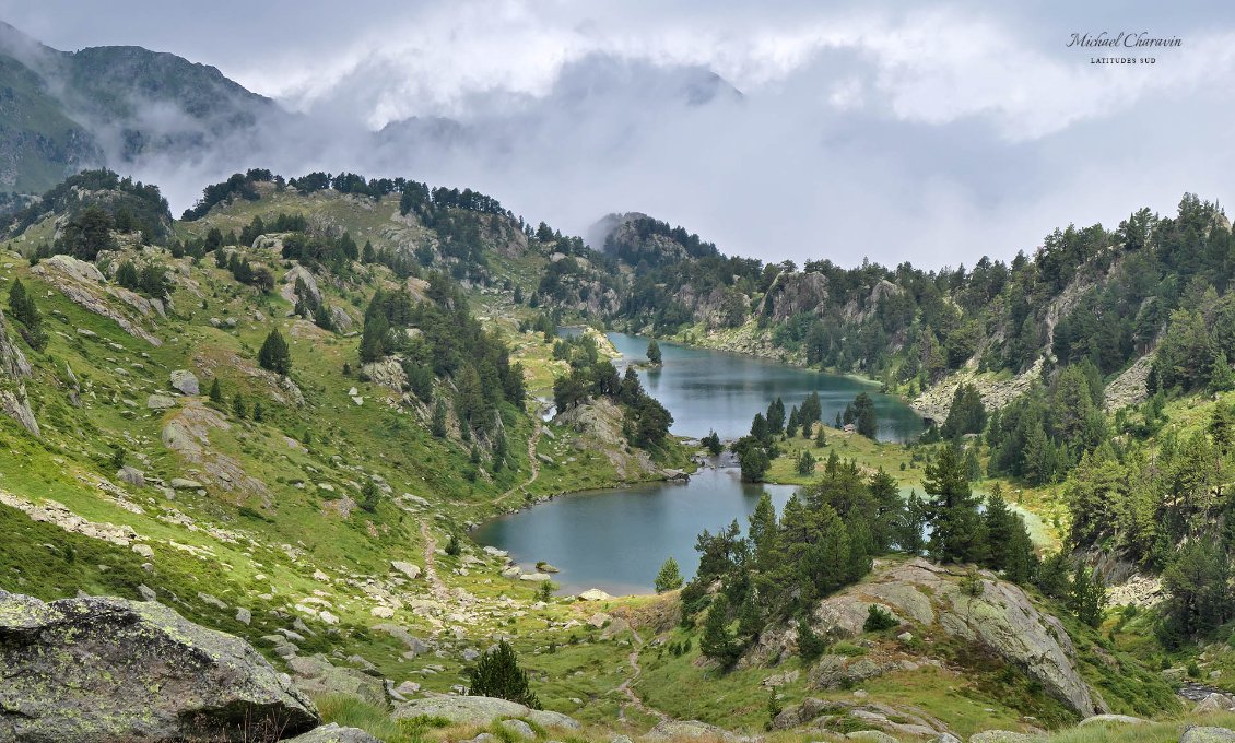 Fugace rayon de soleil sur les lacs Redon et Long. Ce vallon de Saboredo est enchanteur.