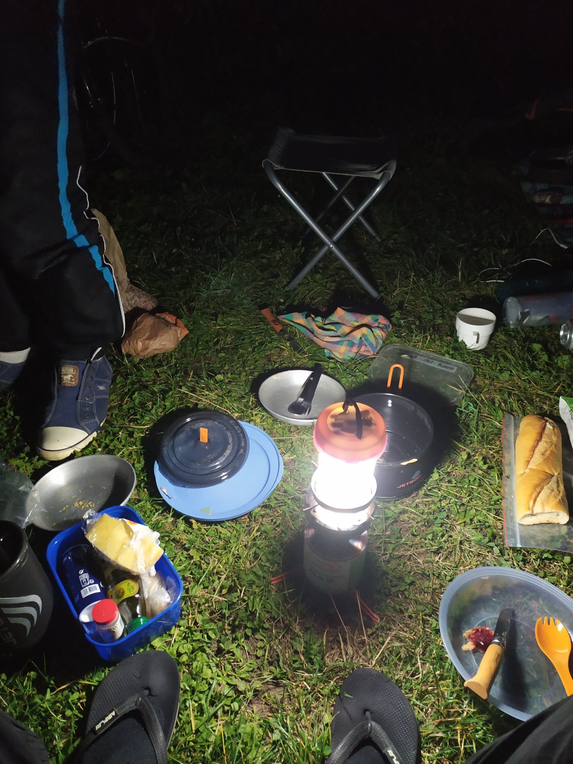 Repas un peu tard... à la frontale et la lampe de camping