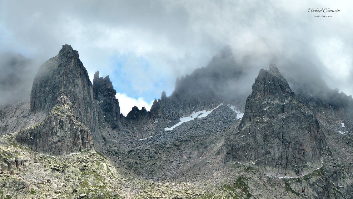 Les granites du Pa de Sucre (à gauche) et de la Punta d'Harlé (à dr.)