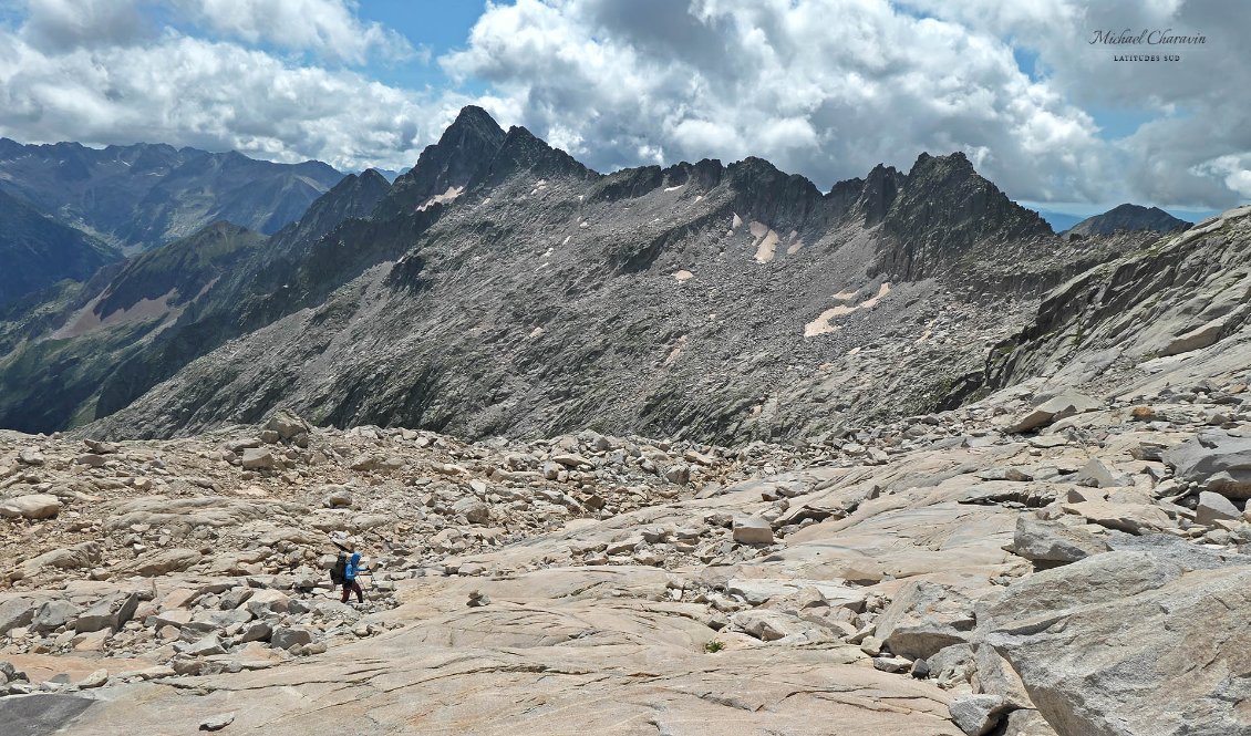 Belle montée sur les granites fauves du haut vallon de Molières. Au second plan, les crêtes des Tucs de la Faixa de la Vall et de le Tallada, qui dominent le très encaissé Vall de Salenques.