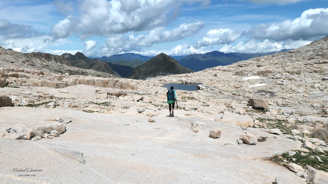 La descente du cirque situé au nord-ouest du Tuc de Molières se fait dans un paysage singulier de belles dalles de granite.