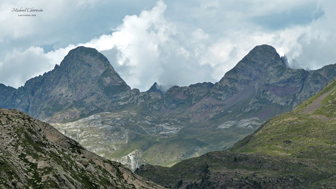 J24. Vue vers les Pics de la Mine et de Sauvegarde par lesquels passe la frontière franco-espagnole.