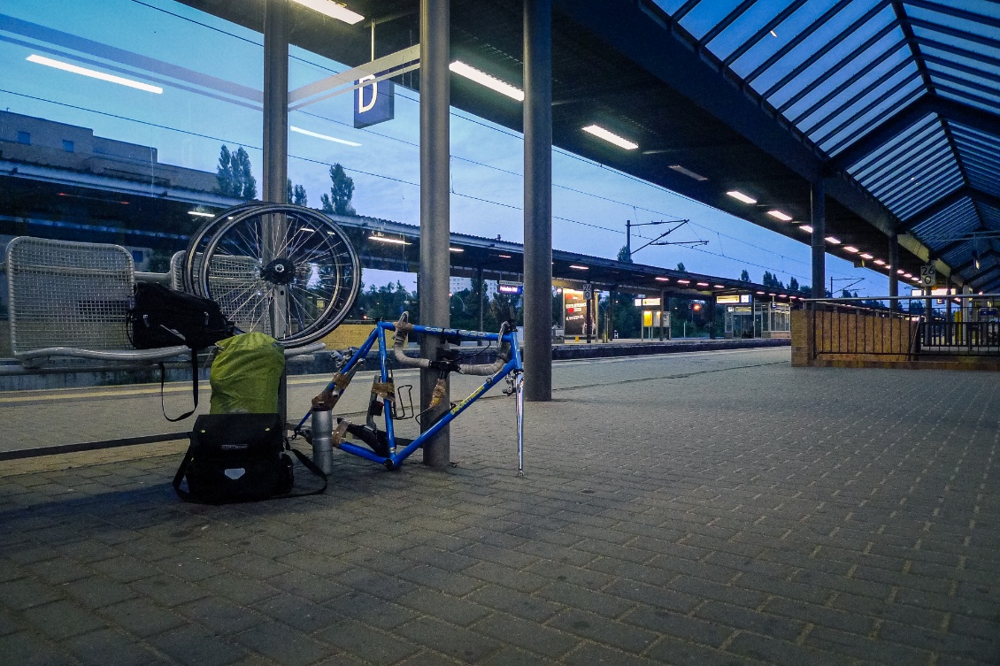 2011, dans une gare d'Allemagne. Pédalier, guidon+potence, dérailleur, tige de selle : démontage pour occuper le moins de place possible !