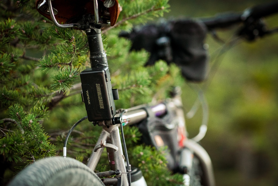 Topeak fournit un système pour accrocher la boite à tout tube de diamètre compris entre 25 et 33mm.