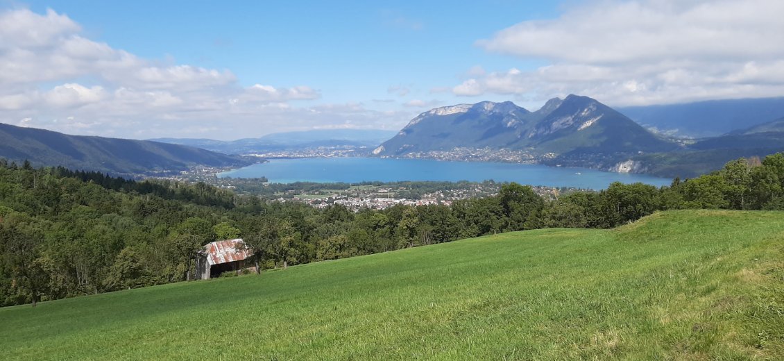 une belle vue sur le lac d'Annecy à Patterier après le col de Leschaux