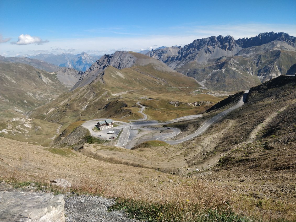 Et la belle descente qui m'attend. D'ailleurs je doublerais deux motards allemands qui se trainent un peu.