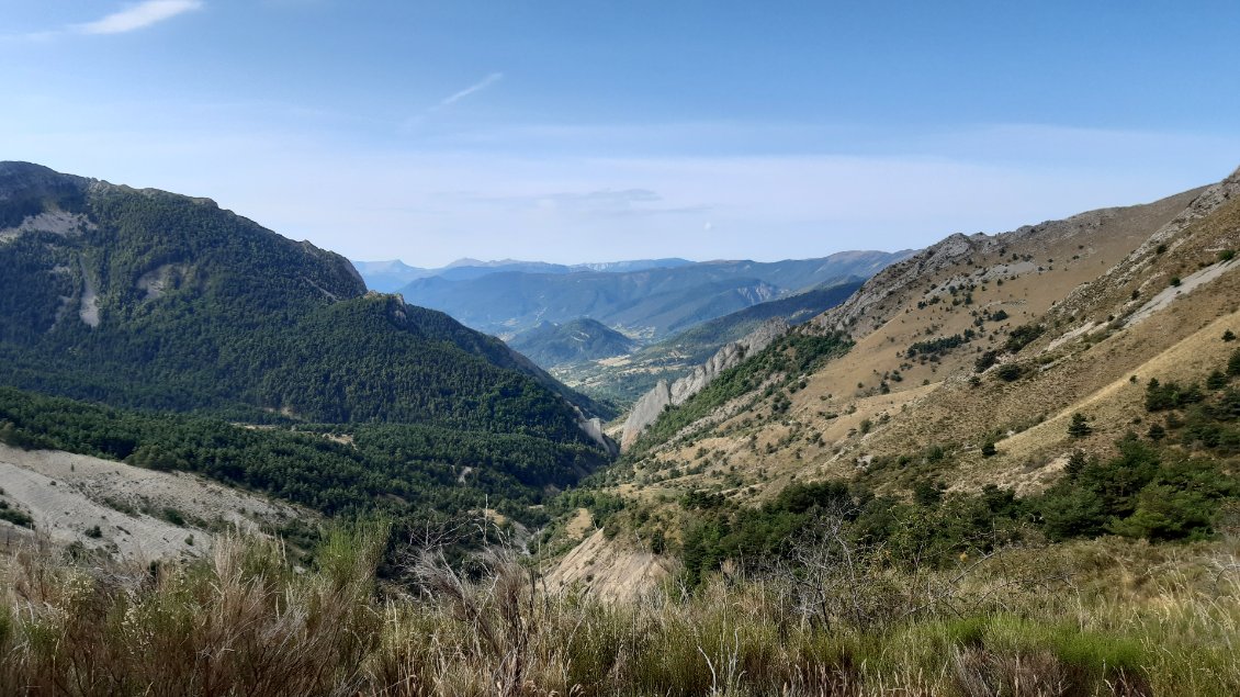 Depuis le col de la Cine, vue sur la clue de la Peine et la vallée de Tartonne