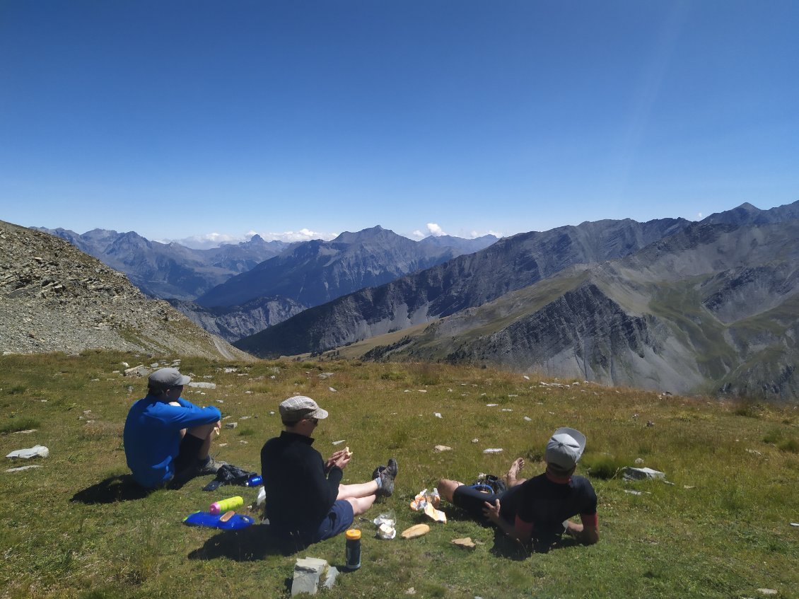 Pique nique et dernière vue sur l'Ubaye avant de basculer coté Serre-Ponçon