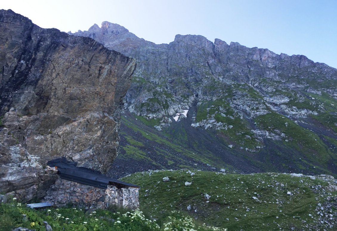 Un peu avant le refuge Jean Collet, la rustique cabane du Habert de la Pierre adossée à son rocher nous accueille pour la nuit sous une pluie battante. (Photo prise le lendemain matin)