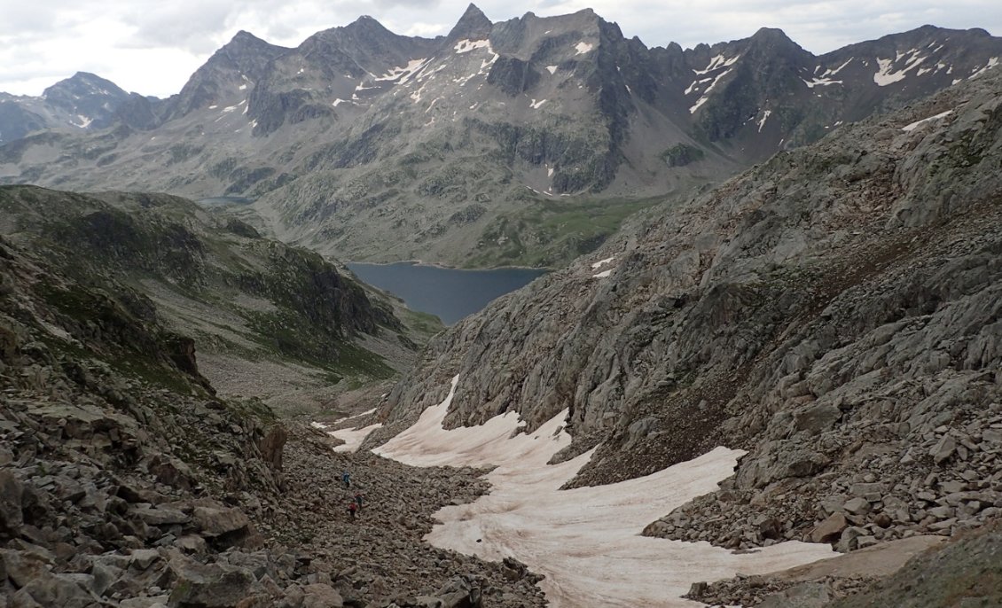 Début d'étape dans la caillasse en montant vers le col de la Vache au-dessus du lac du Cos.