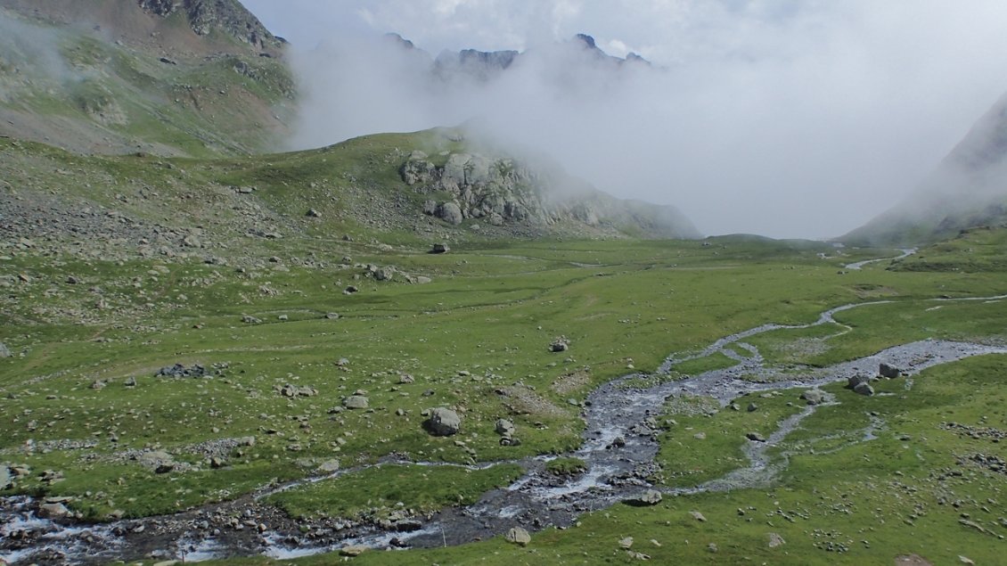 Plaine de La Pra au-dessous du refuge, où le bivouac est interdit.