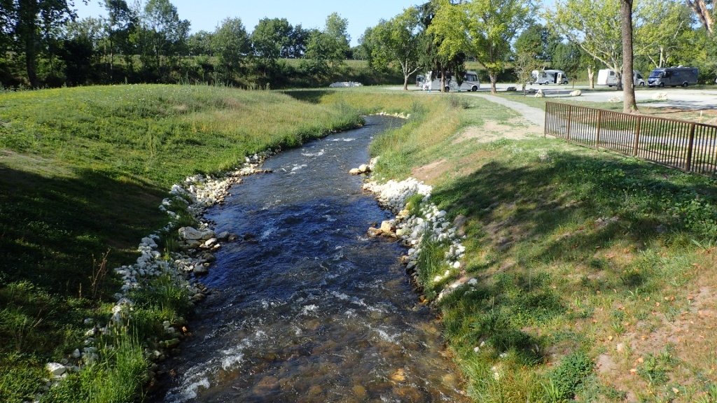 Petit cours d'eau qui évite le barrage