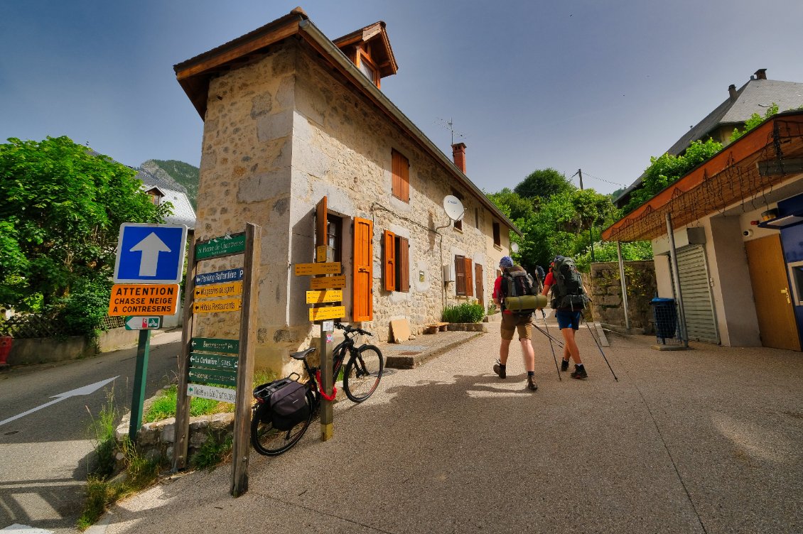 Traversée du village avant de trouver les sentiers.