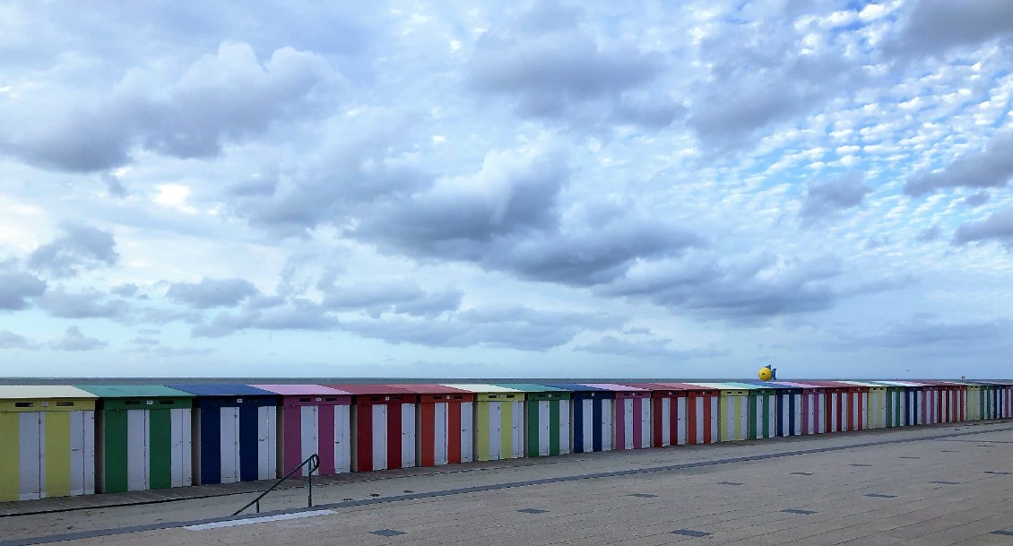 Dunkerque - La mer, le ciel, et les petites cabines de plage colorées