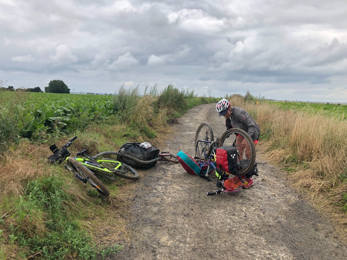 la cycliste est cuite, le vélo aussi...