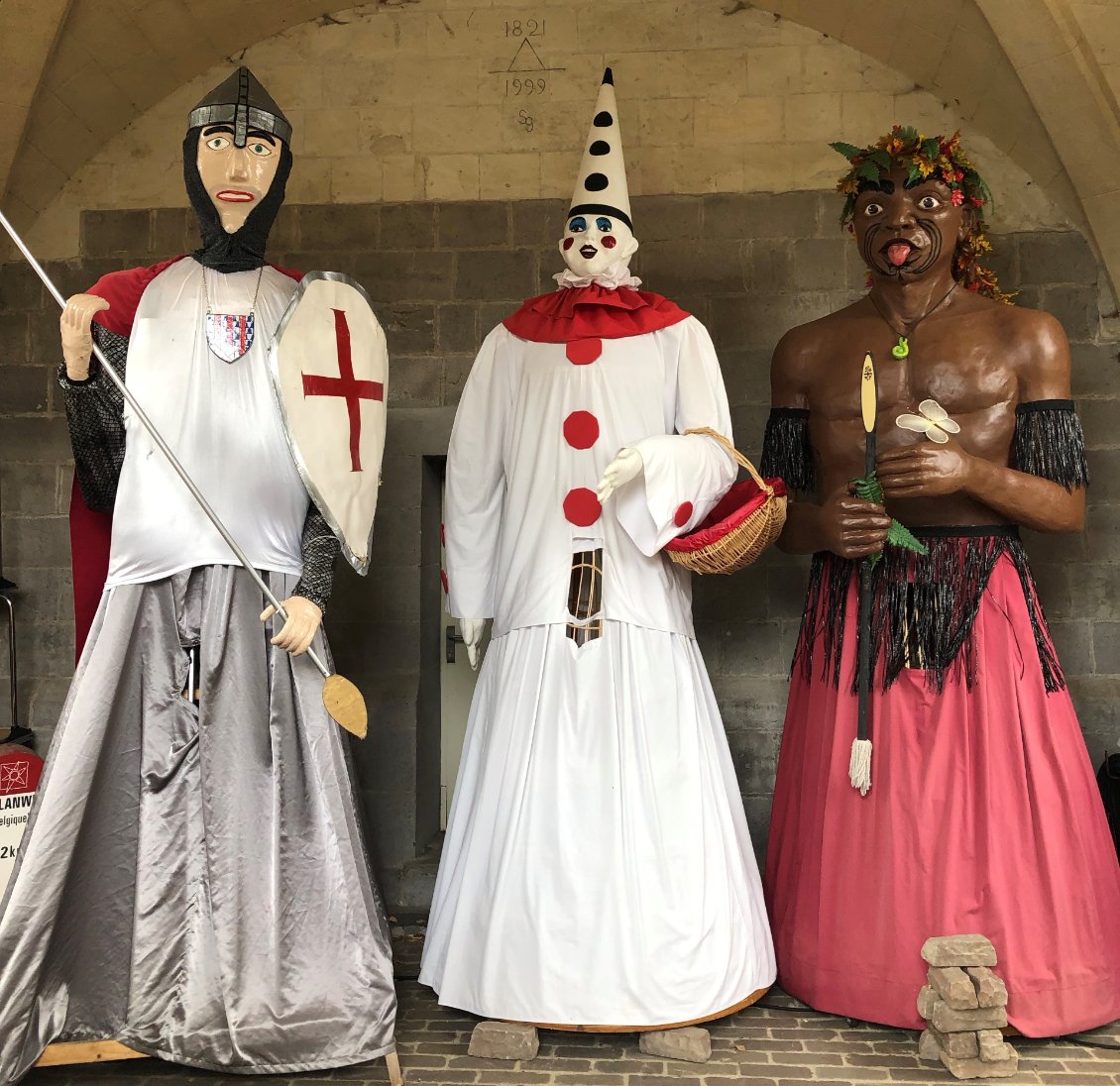 Pierrot Bimberlot et son cousin par alliance le Géant Maori (d'après les légendes d'ici!) des personnages incontournables du carnaval de Le Quesnoy.