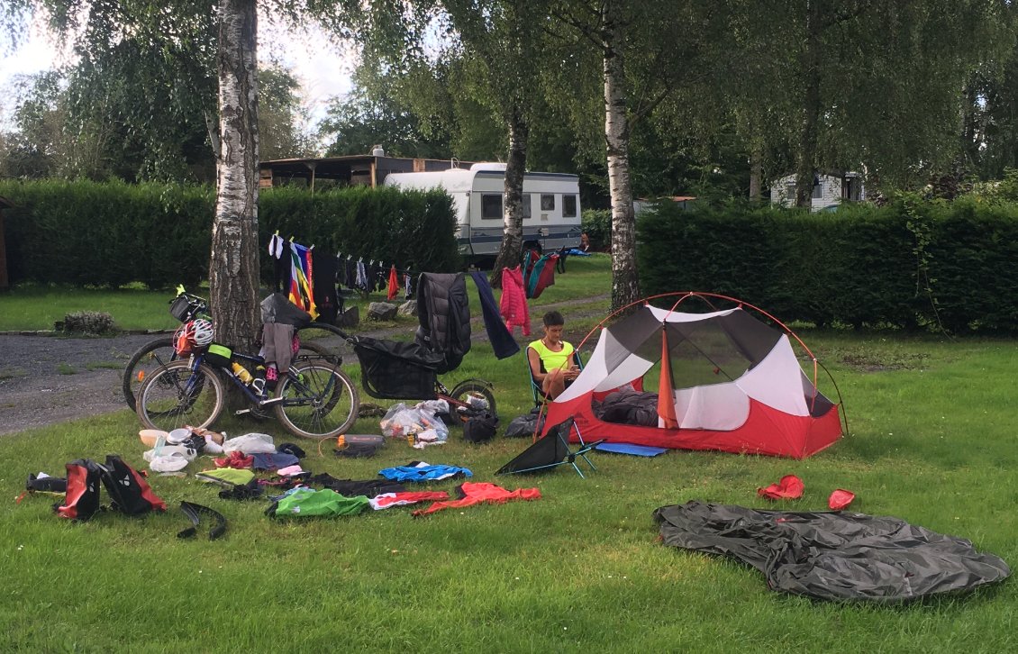 Camping de Locquignol. On profite d'un - petit - rayon de soleil pour essayer de faire sécher les affaires...