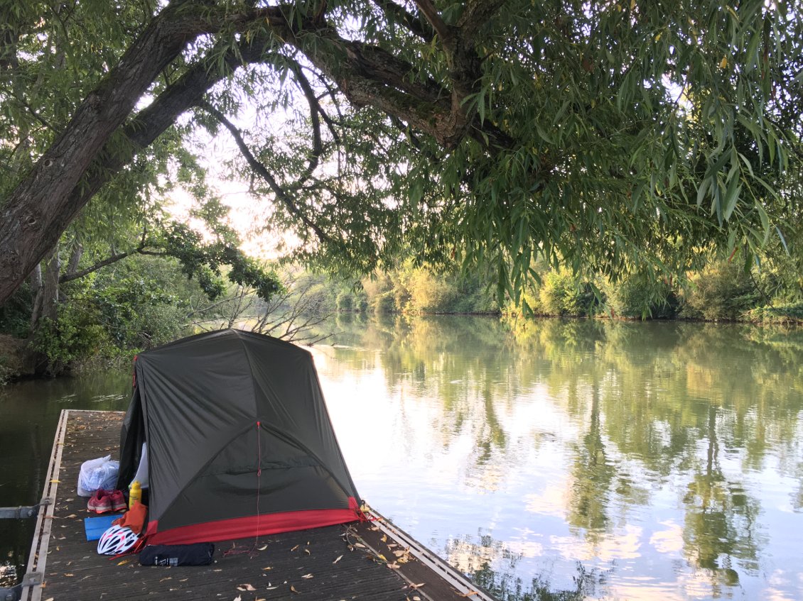 Un ponton à péniches sur les bords de Meuse. Et si on partait en croisière?!