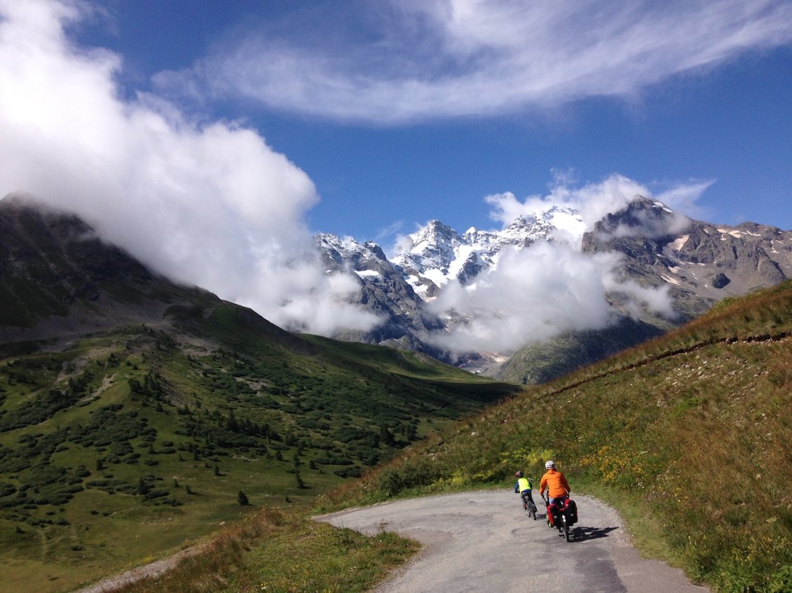 J3 : après une journée de bus et de mauvais temps (J2), le ciel se dégage au col du Lautaret