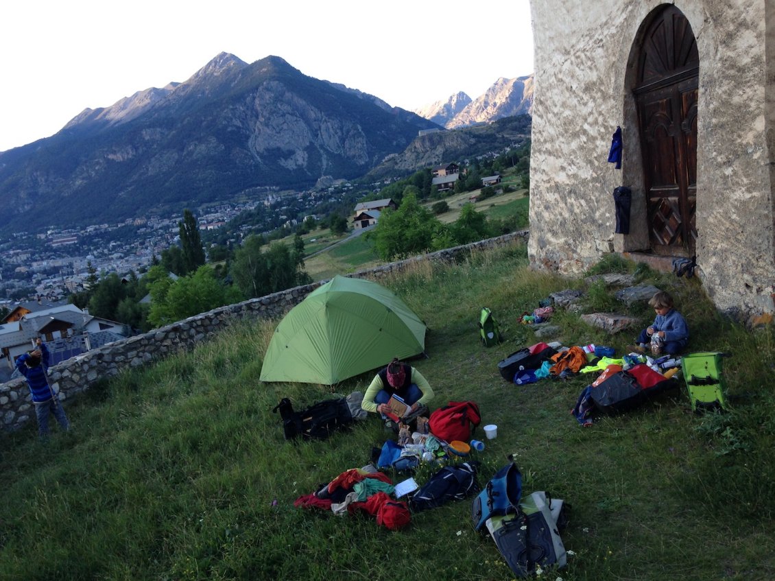 J3 : 1er bivouac... Chapelle St Pancrace !