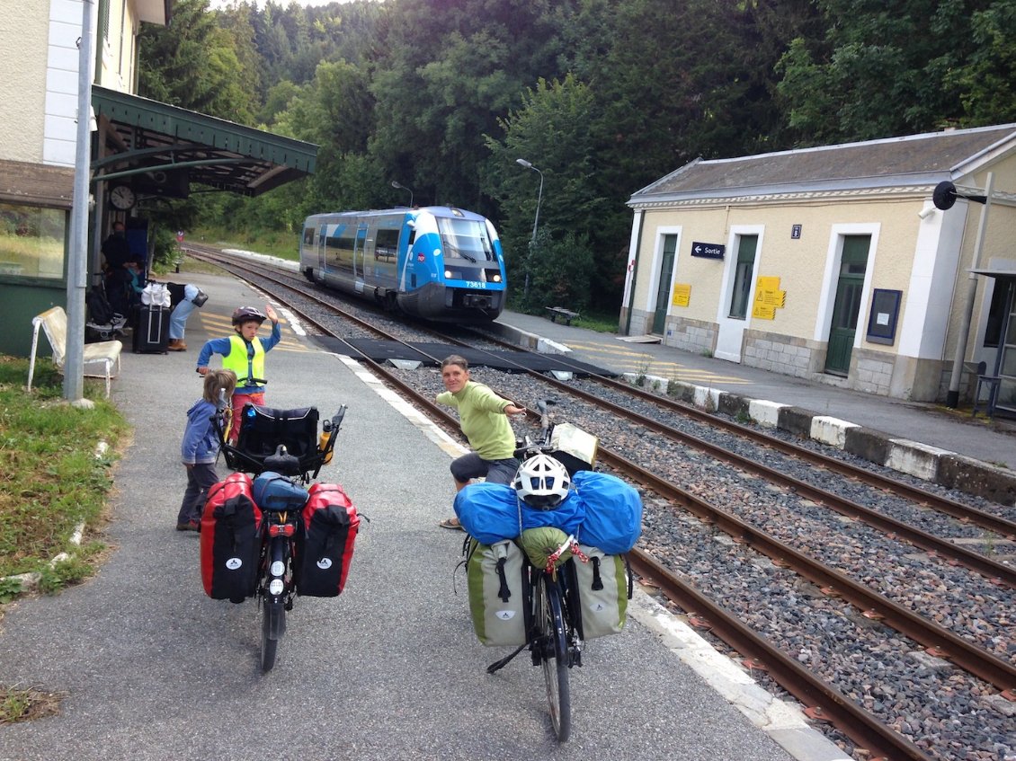 J27 : le TER entre en gare de Monestier de Clermont