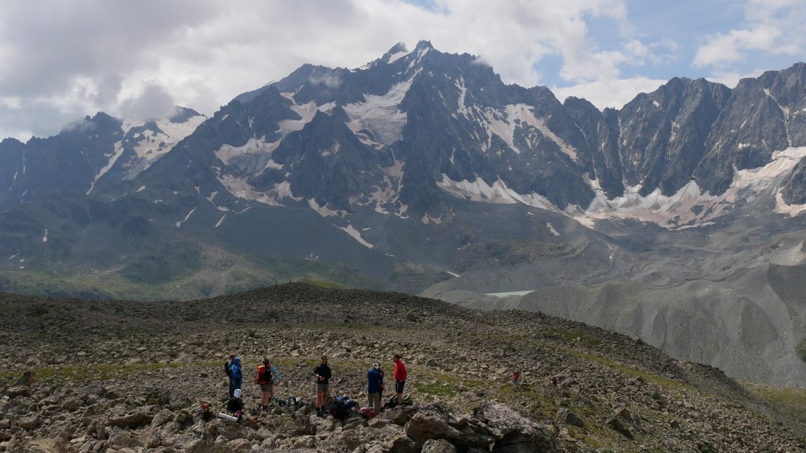 Vue sur les nombreuses moraines du glacier d'Arsine qui a bien rétréci et le sommet des Agneaux