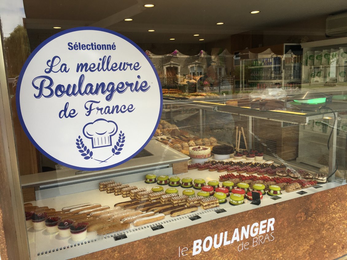 Bras sur Meuse, la meilleure boulangerie de France, c'est marqué dessus!
Vous voyez les gâteaux, derrière??? Une tuerie!