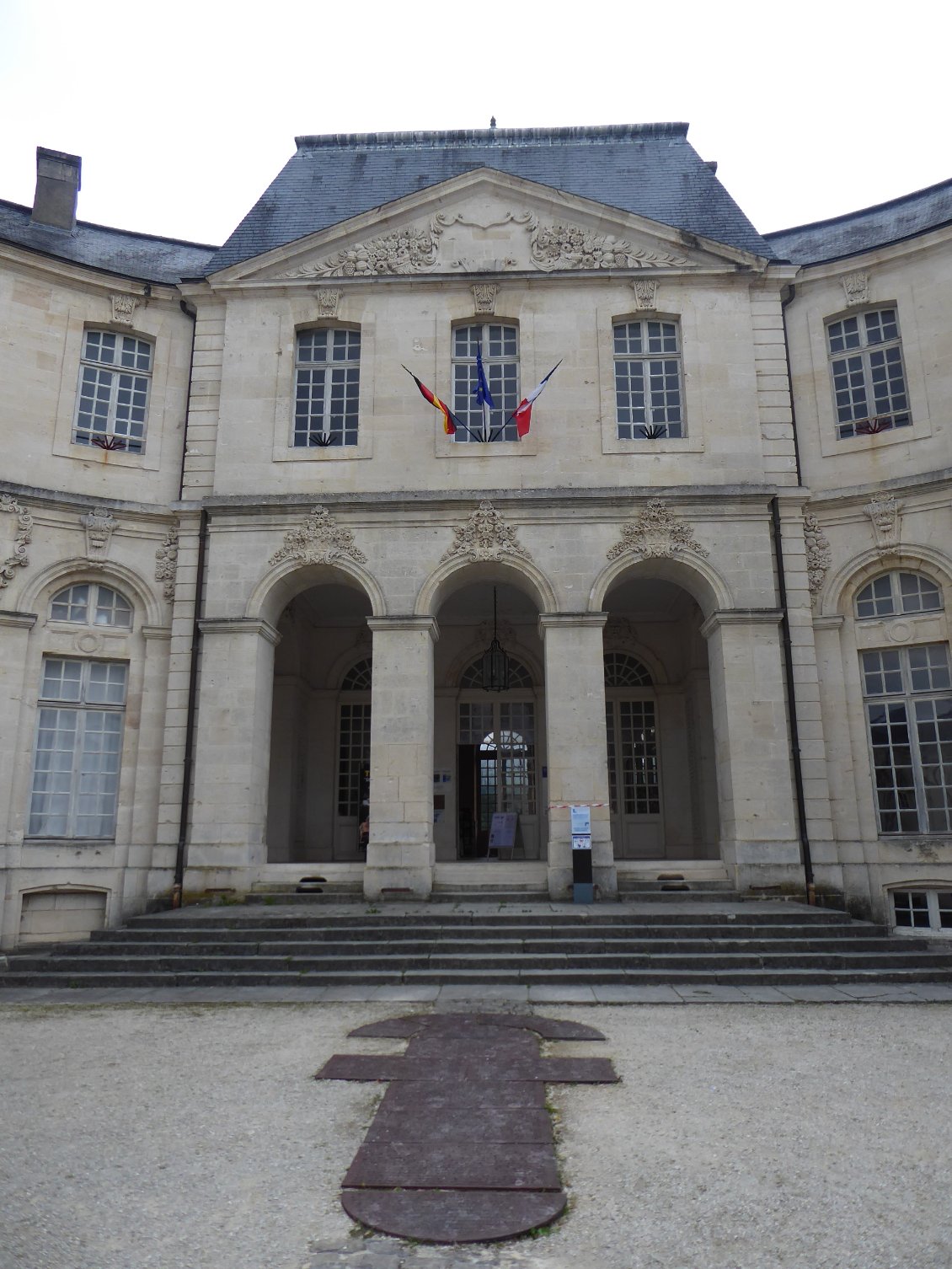 Marelle du centre mondial de la Paix à Verdun; chaque case est composée d'extraits de lettres de soldats