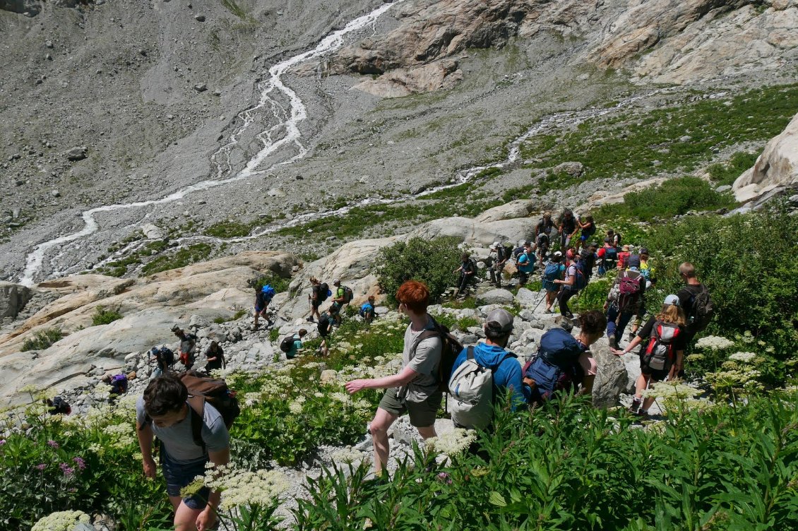 Il y a en effet un peu de monde sur le sentier à notre descente... jamais vu ça !