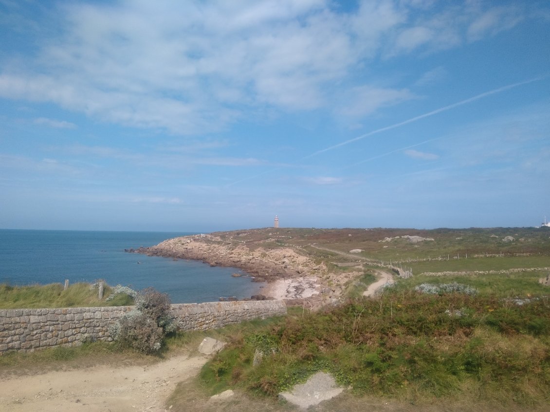 Vue du fort sur le phare de Lévi