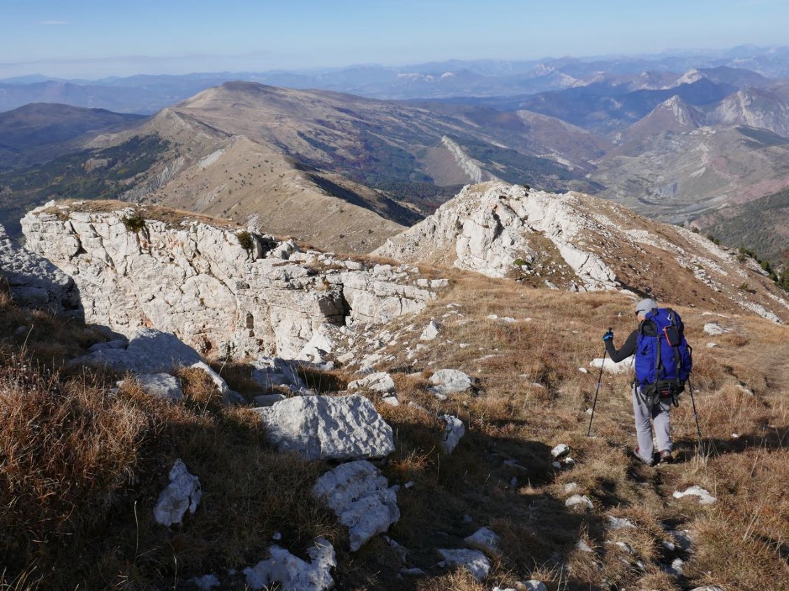 Descente de Coste Belle. Devant nous, la longue crête que nous allons suivre.