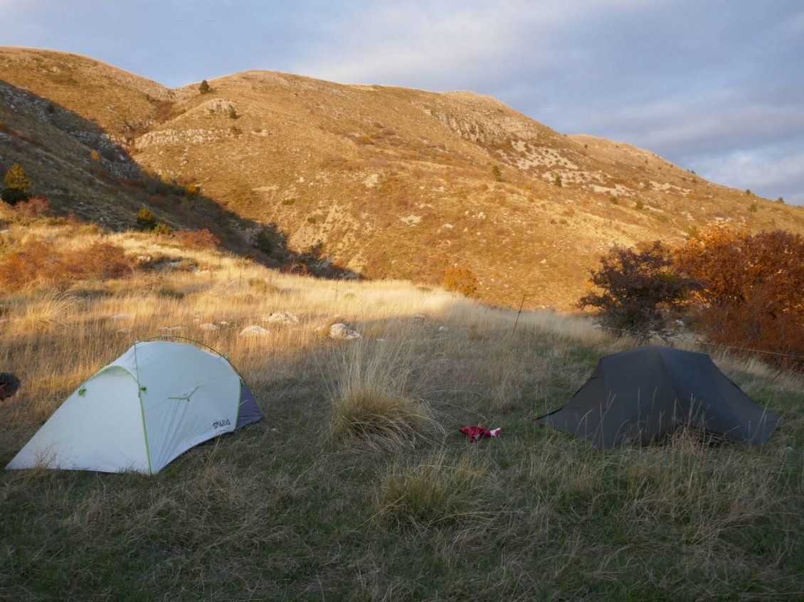 Bivouac sur un plateau suspendu au pied de Dormeilleuse