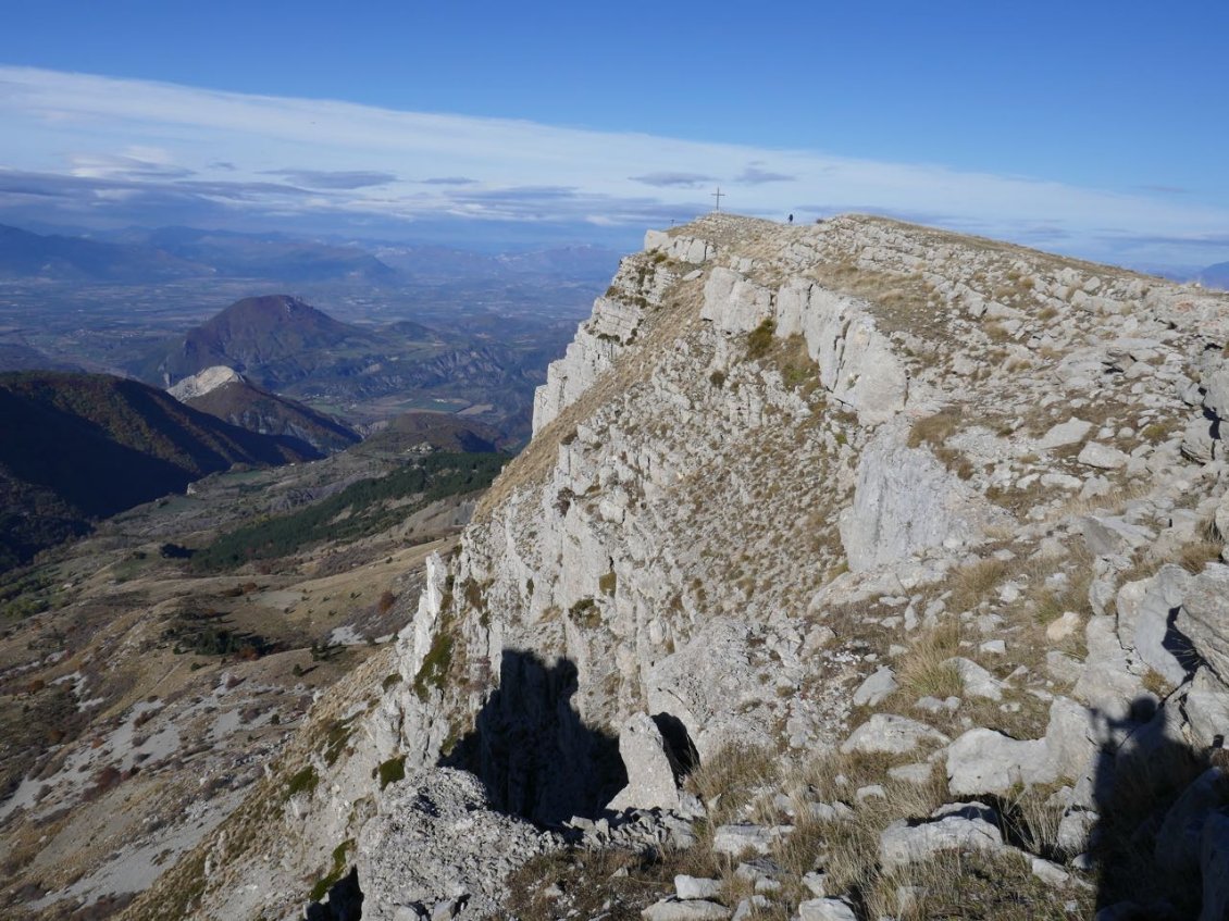 Au fond la croix de Saint Jean, point culminant de la montagne de Jouère
