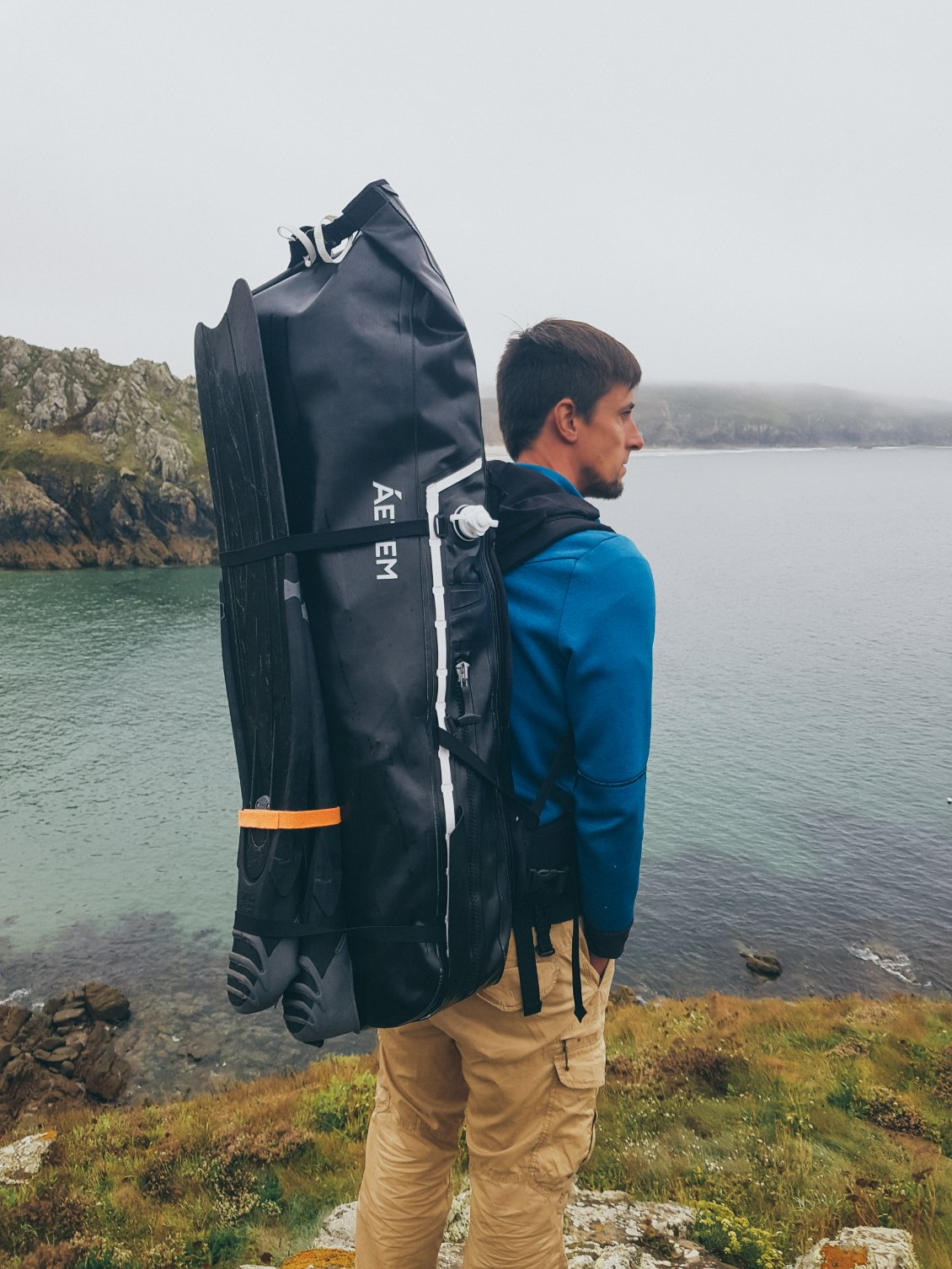 Moi et mon sac qui contient l'ensemble du matériel de sécurité requis pour naviguer en mer ainsi que l'eau, la nourriture, le duvet, la tarp, le réchaud, etc. pour 3 jours, 2 nuits et 1 personne en autonomie.