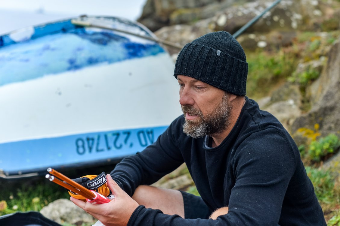 L'un des membres de cette joyeuse horde aquatique, se prépare à l'immersion.
Le matériel est réparti uniformément dans nos sacs afin d'éviter une flottabilité instable.