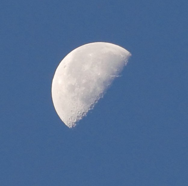 Lune du matin au dessus des falaises