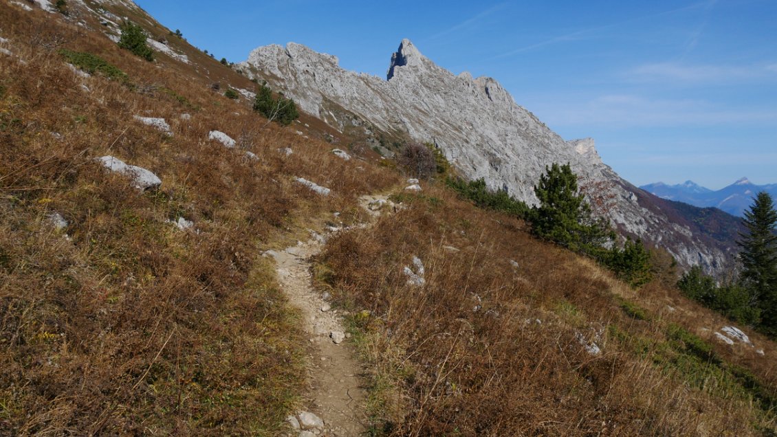 Juste avant le Col Vert, au loin le sommet du Cornafion